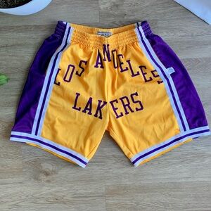 LA LAKERS SHORTS SIZE L